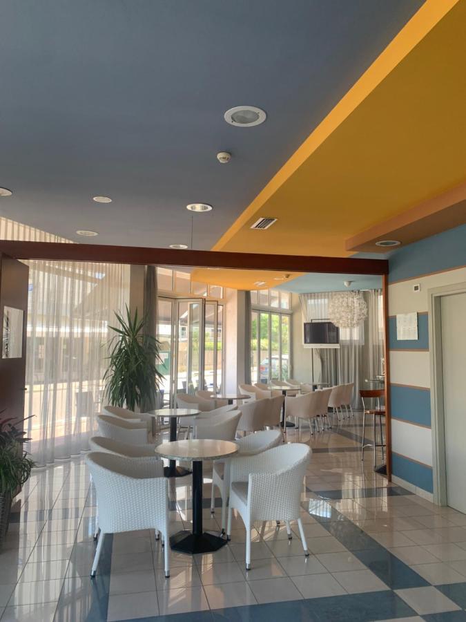 Hotel Bellevue Каорле Екстериор снимка