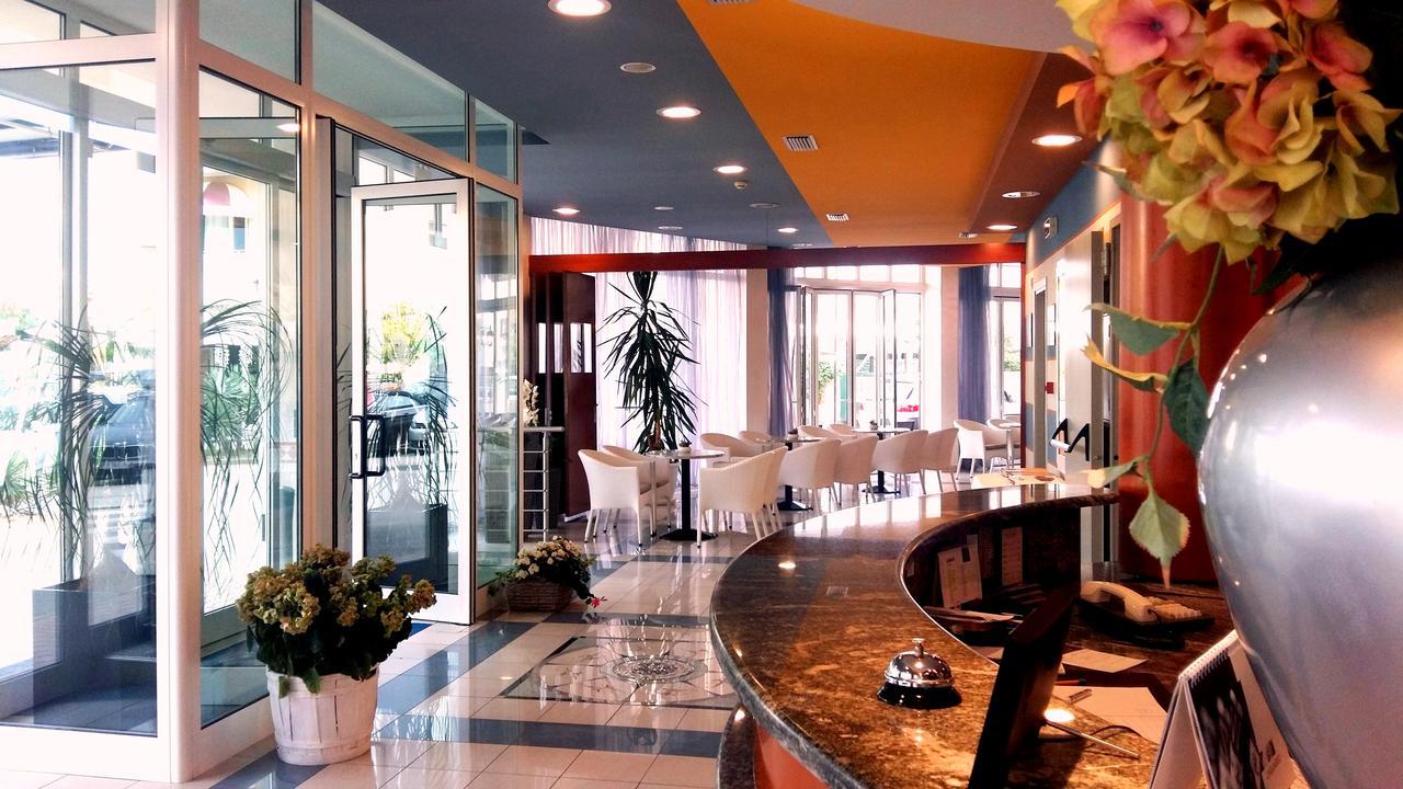 Hotel Bellevue Каорле Екстериор снимка